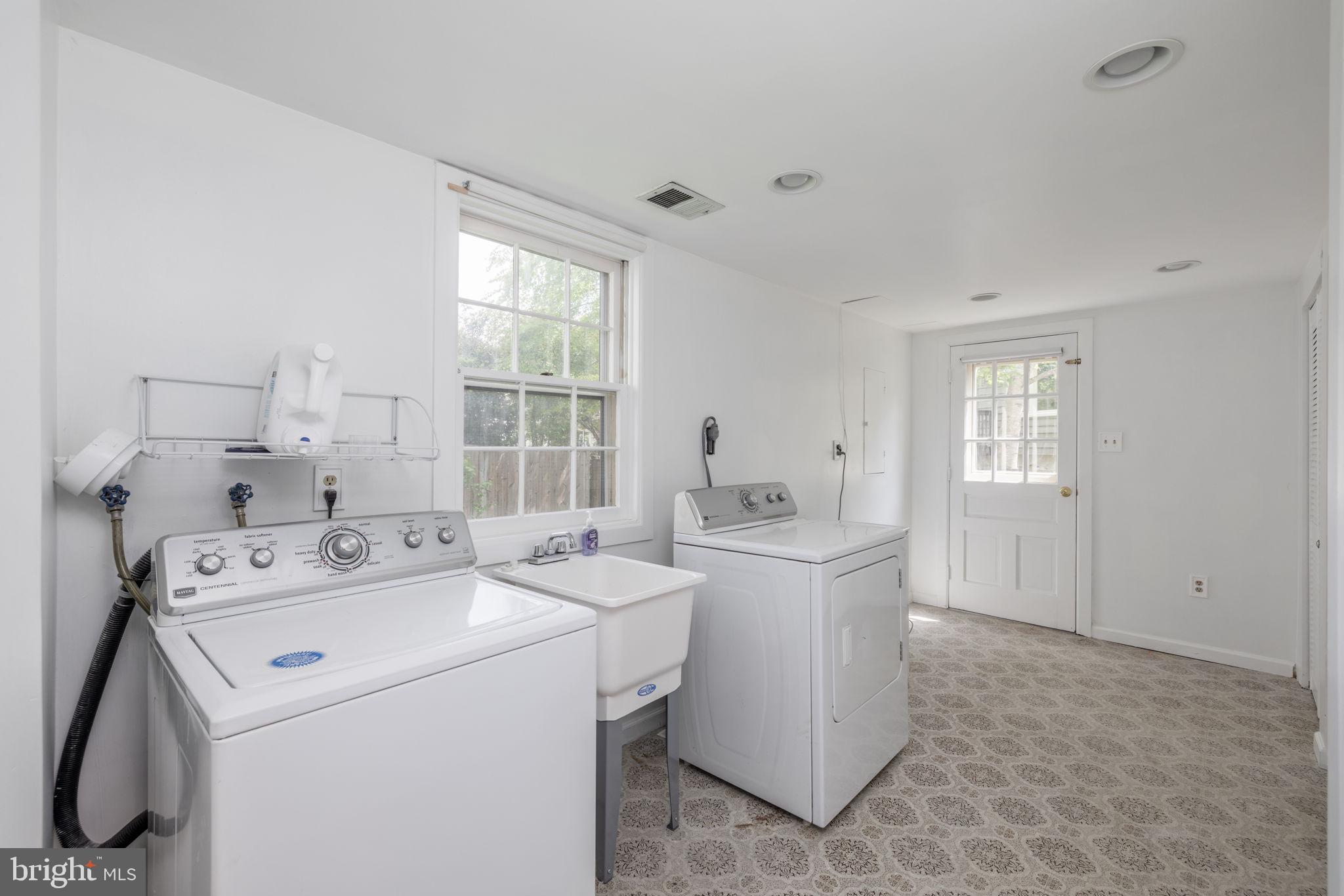 7922 Richfield Road Springfield, VA 22153 - Photo 21 of 27 Laundry