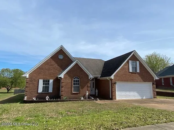 $325,000 | 1268 South Lake Drive, Hernando, MS 38632