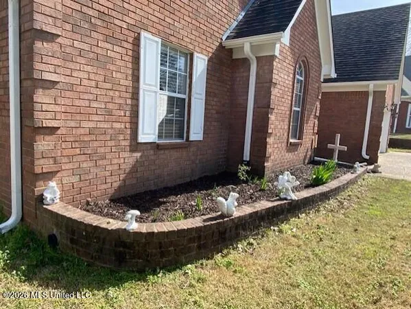 $325,000 | 1268 South Lake Drive, Hernando, MS 38632