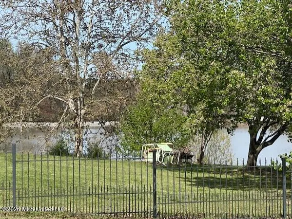 $325,000 | 1268 South Lake Drive, Hernando, MS 38632