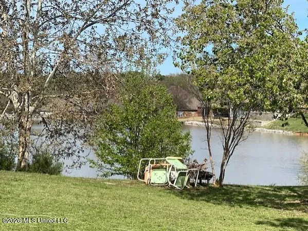 $325,000 | 1268 South Lake Drive, Hernando, MS 38632