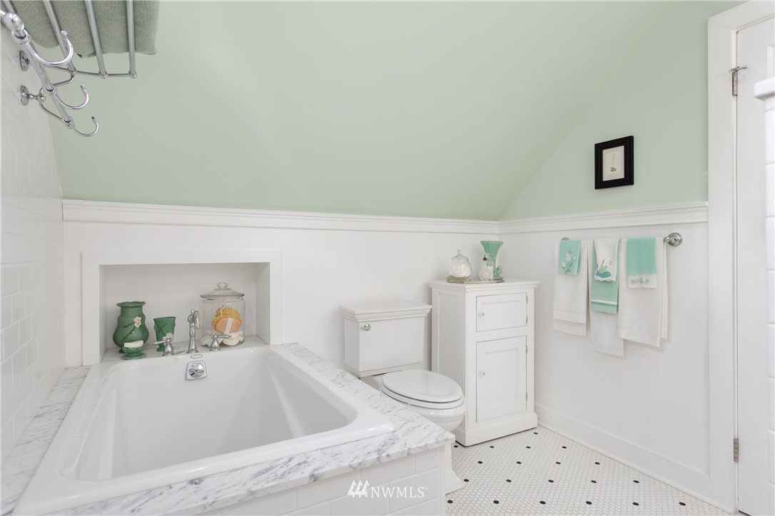 9601 42nd Avenue Southwest Seattle, WA 98136 - Photo 16 of 24 Gallery Image 16