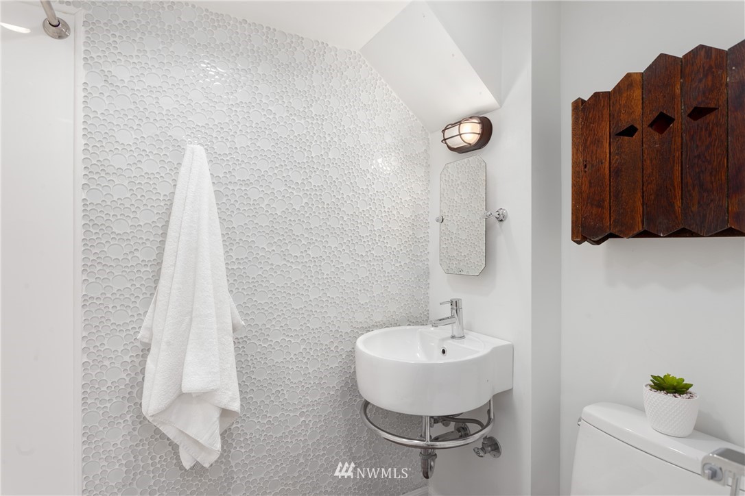 9601 42nd Avenue Southwest Seattle, WA 98136 - Photo 19 of 24 Gallery Image 19