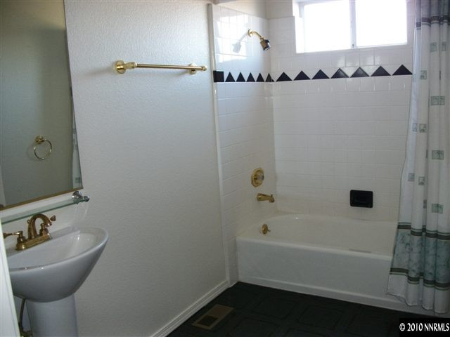35 Rogers Ranch Road Sparks, NV 89441 - Photo 10 of 13 a bathroom with a bathtub a sink a toilet and shower