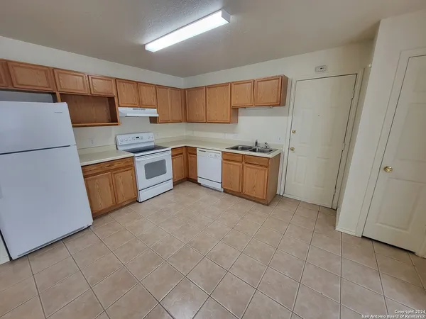 $1,225 | 3848 Maverick Creek, San Antonio, TX 78247