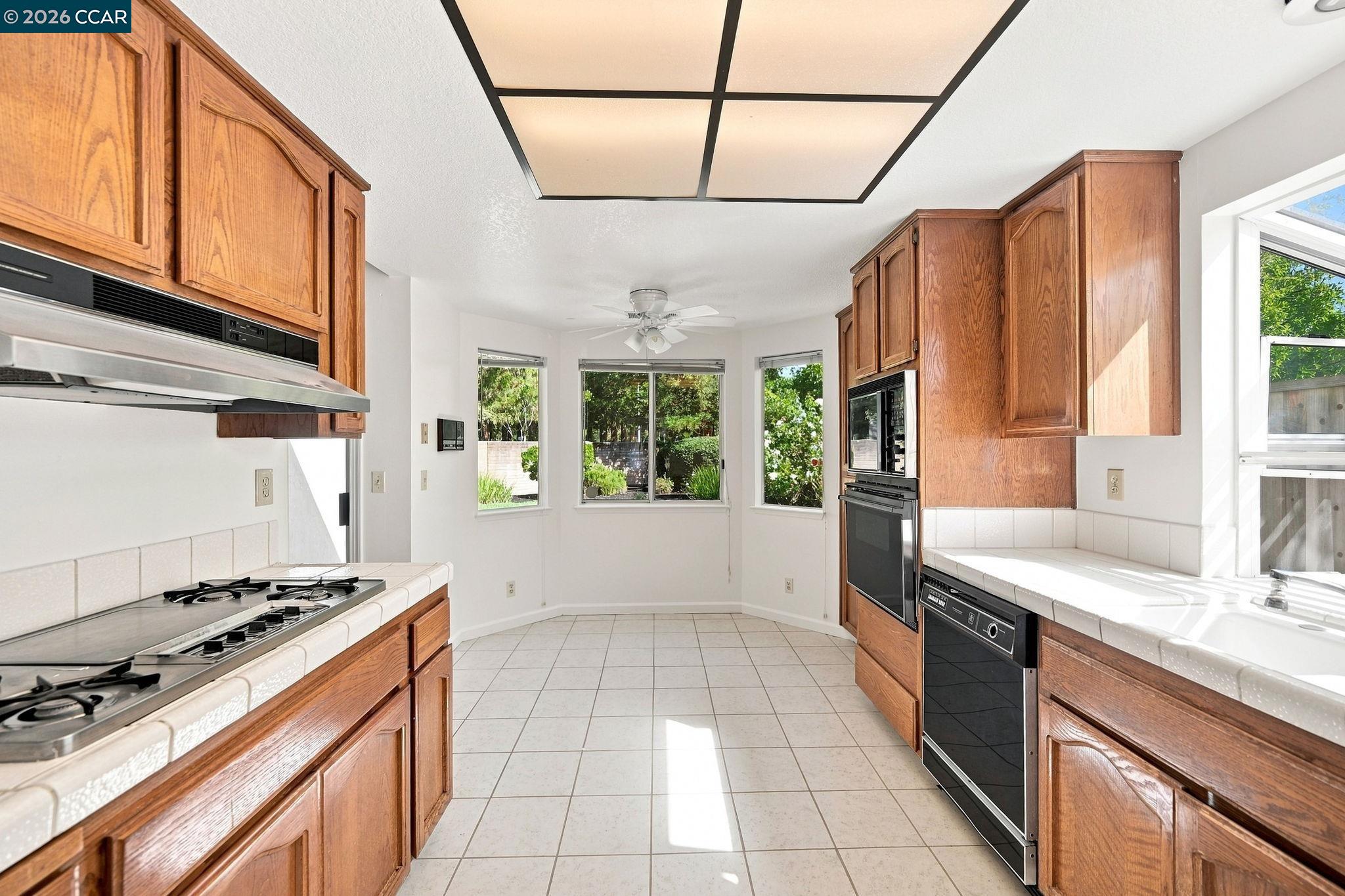 147 Summerset Court San Ramon, CA 94583 - Photo 6 of 28 Gallery Image 6