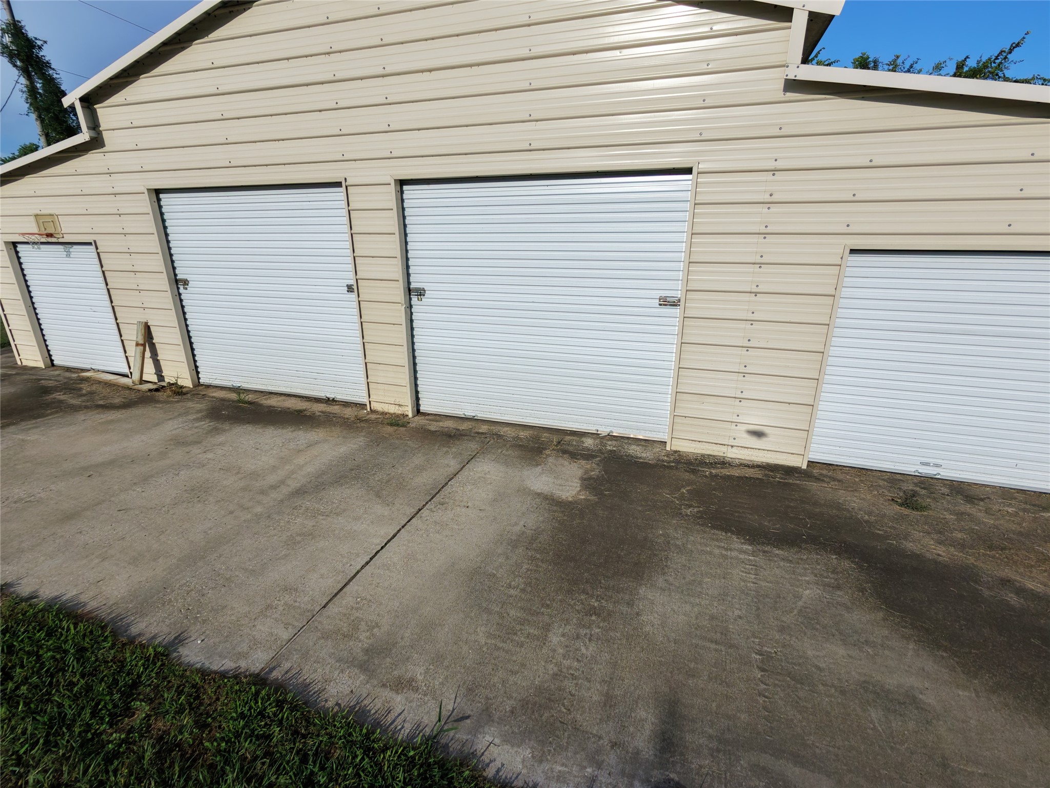 555 Legion Road Angleton, TX 77515 - Photo 2 of 6 Gallery Image 2