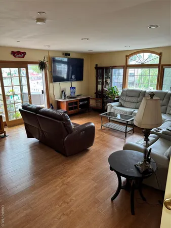 $749,000 | 729 South 9th Street, Lindenhurst, NY 11757