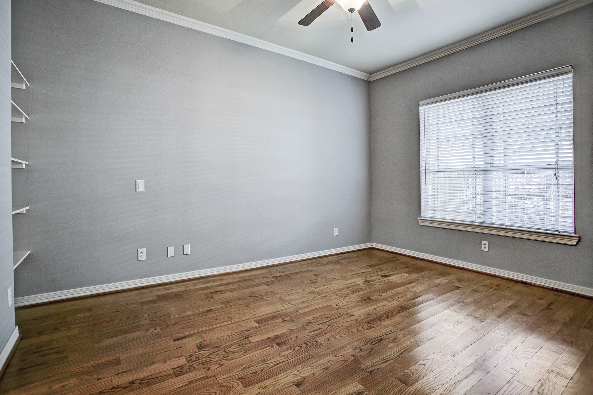 1140 Robbie Street Houston, TX 77009 - Photo 12 of 16 First floor bedroom with ensuite bath.