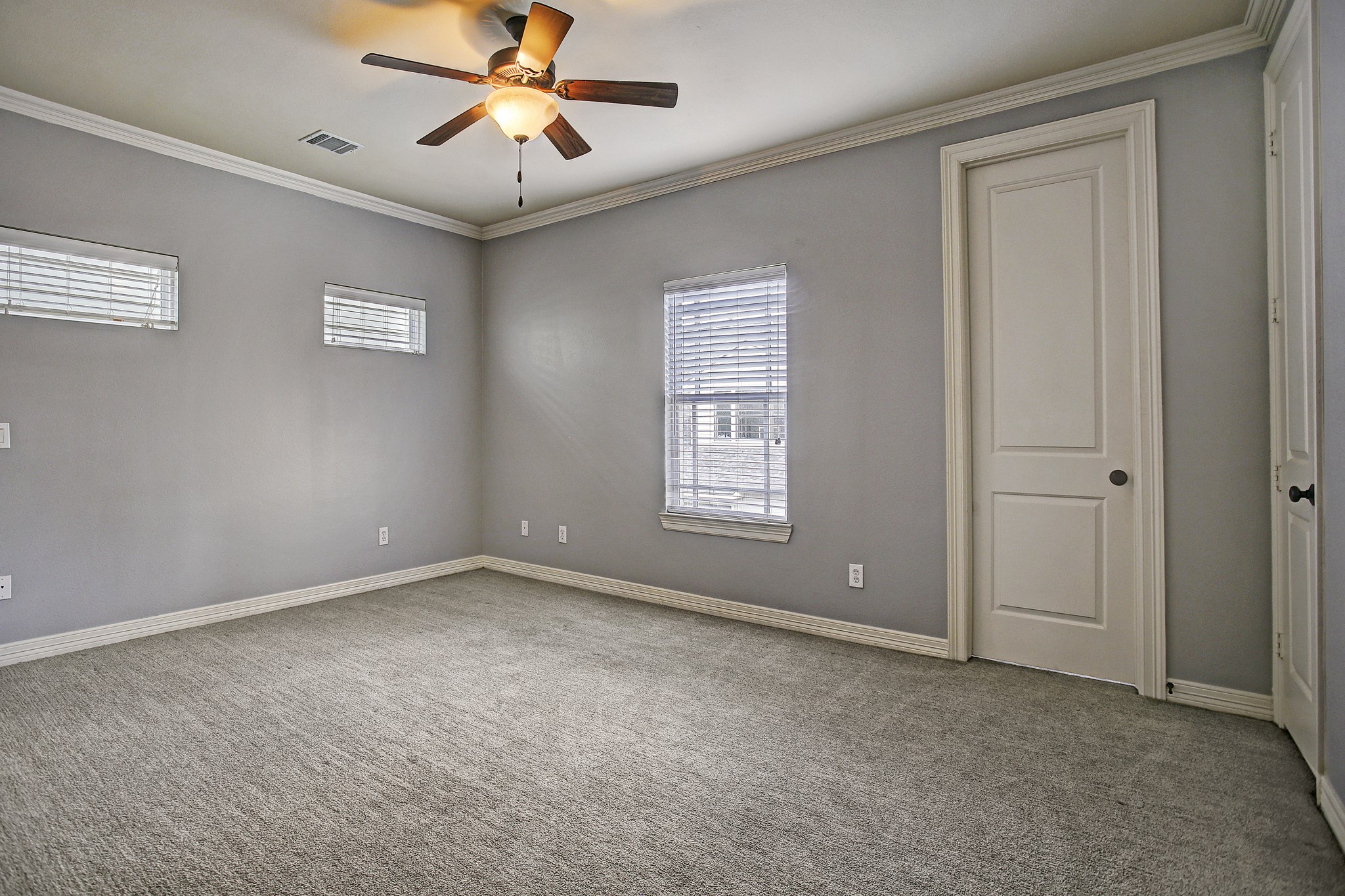 1140 Robbie Street Houston, TX 77009 - Photo 13 of 16 Secondary bedroon with ensuite bath.