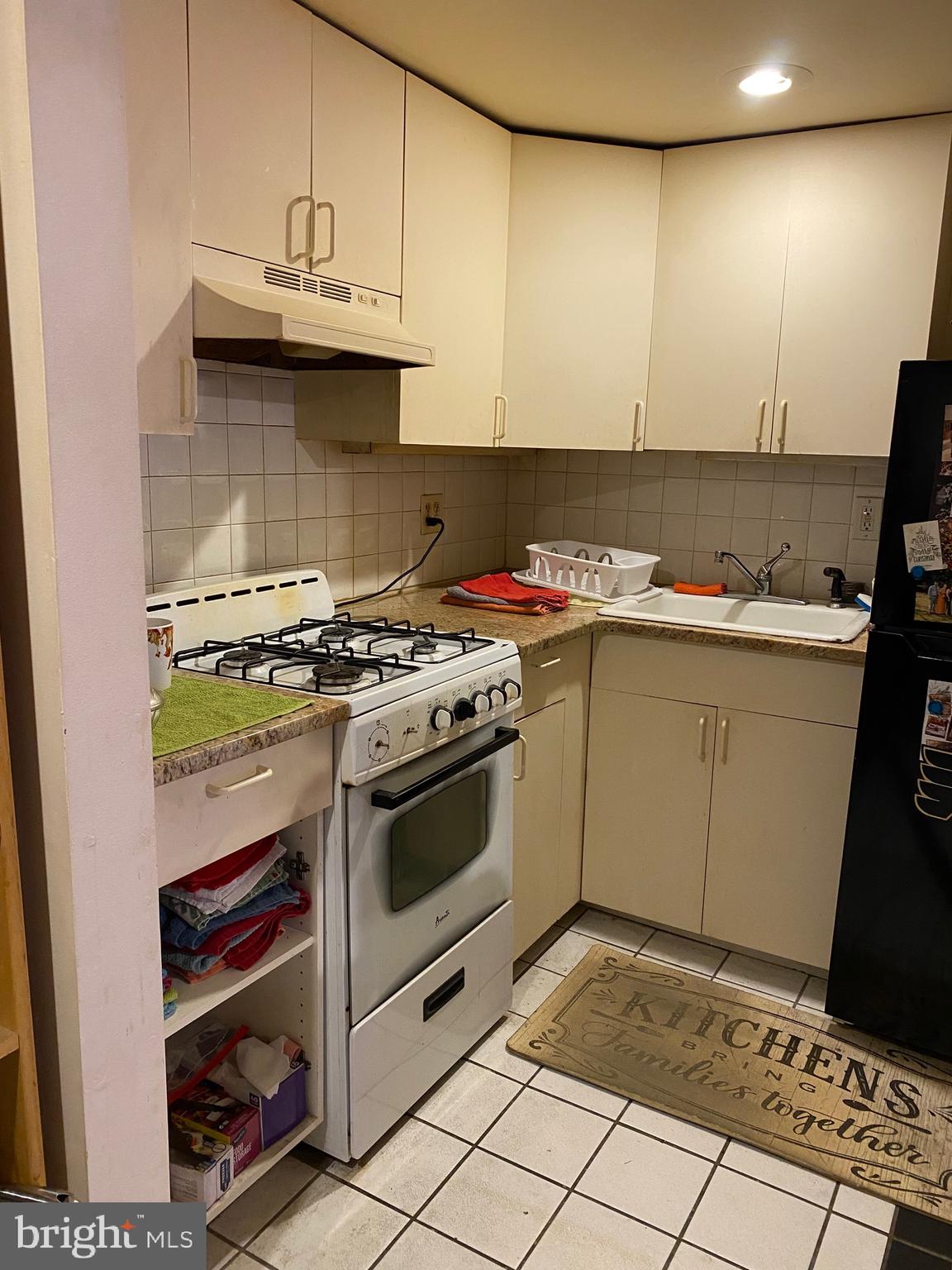 172 Bridge Street Drexel Hill, PA 19026 - Photo 18 of 42 Basement Apartment Kitchen
