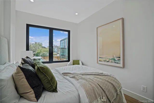 $1,380,000 | 21-31 Shore Boulevard, Unit 3C | Astoria