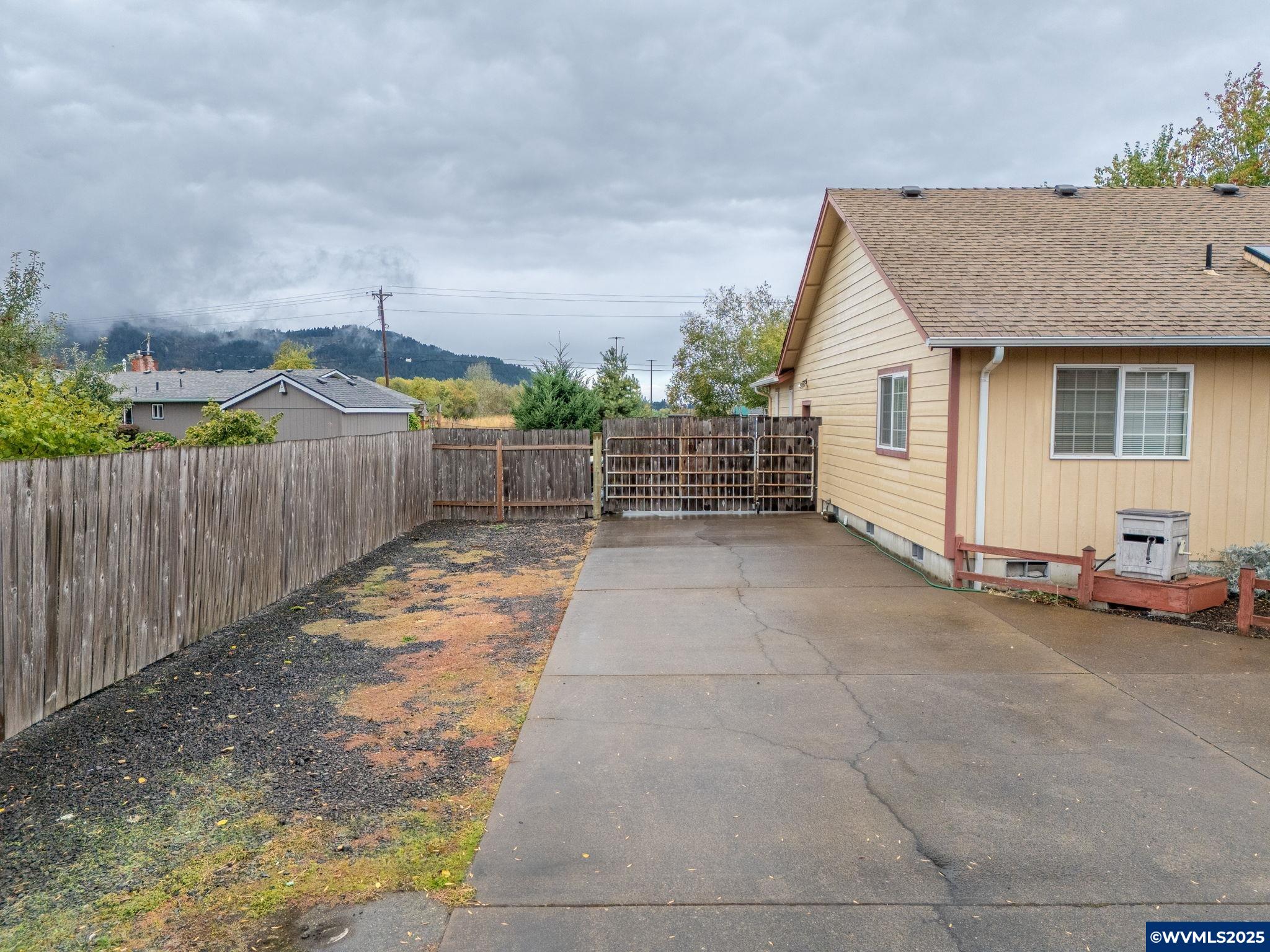 2671 Stoltz Hill Road Lebanon, OR 97355 - Photo 12 of 49 Gallery Image 12