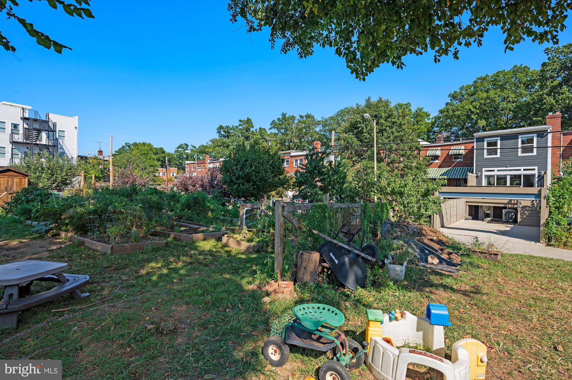 418 21st Street Northeast Washington, DC 20002 - Photo 42 of 48 a view of a chairs and table in a backyard
