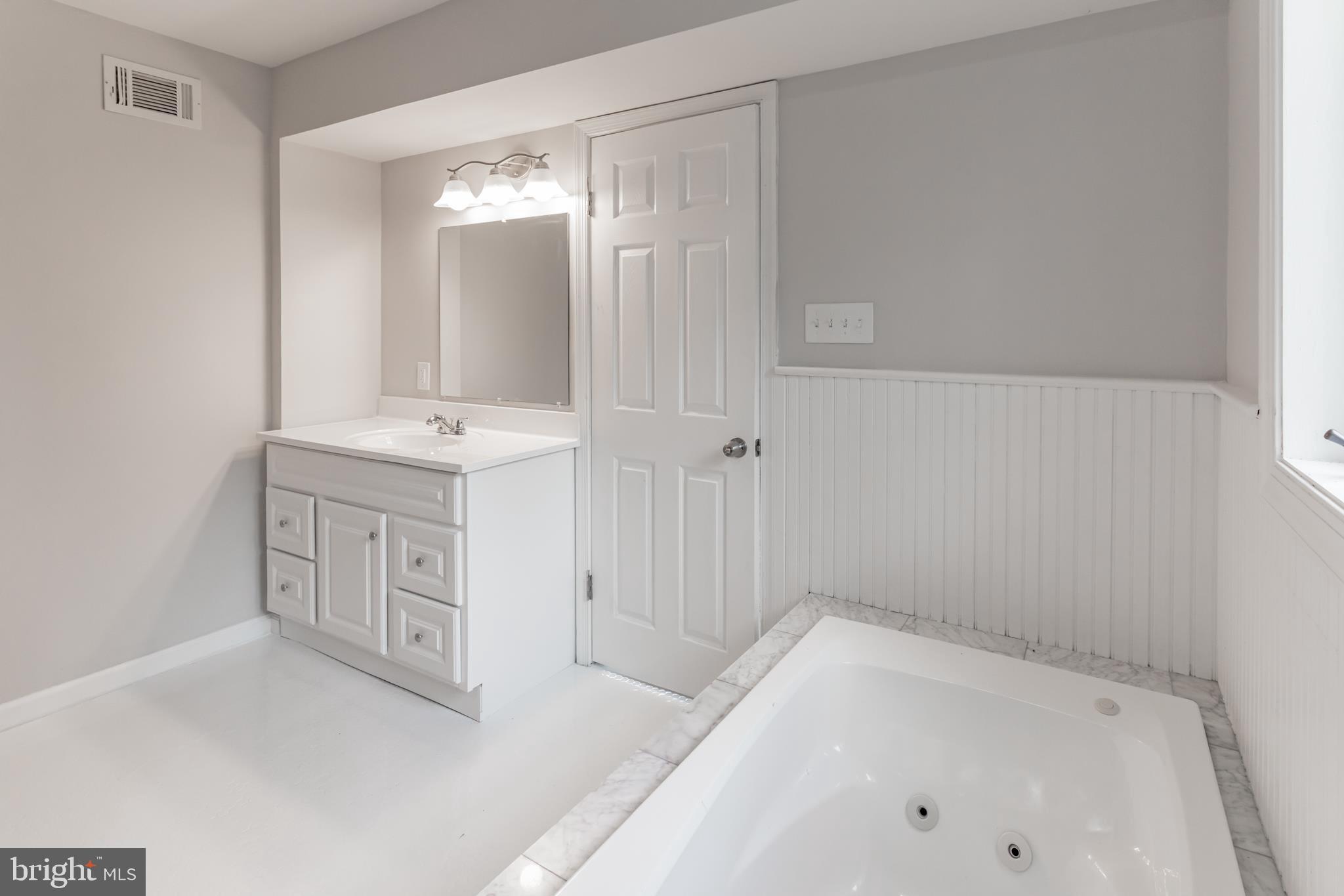 460 Park Road Downingtown, PA 19335 - Photo 13 of 39 Jetted tub and newly glazed floors 2020