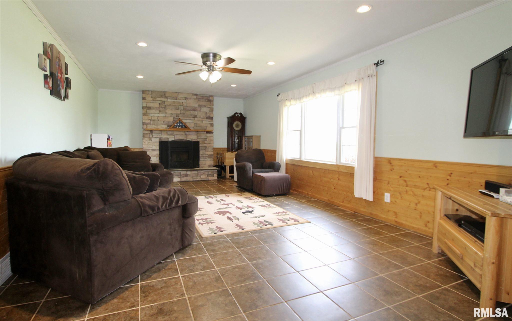 625 Long Road Buffalo, IL 62515 - Photo 3 of 37 Gallery Image 3