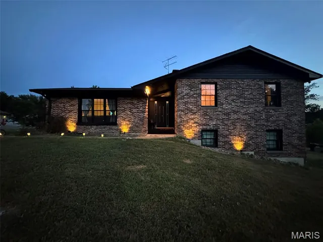 $295,000 | 701 South Ridge Avenue, Steeleville, IL 62288