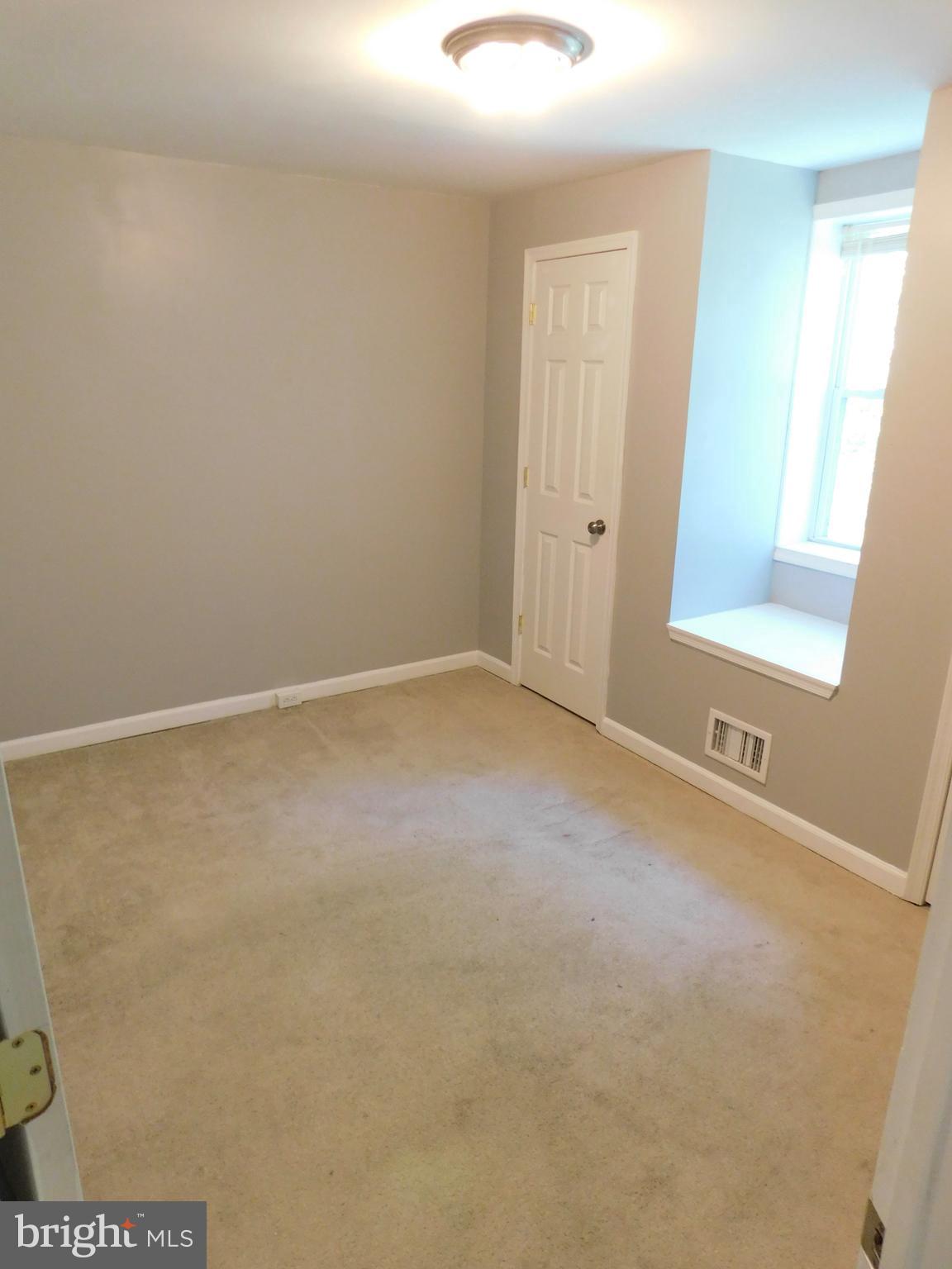 7009 Fieldcrest Road Baltimore, MD 21215 - Photo 21 of 46 an empty room with a window