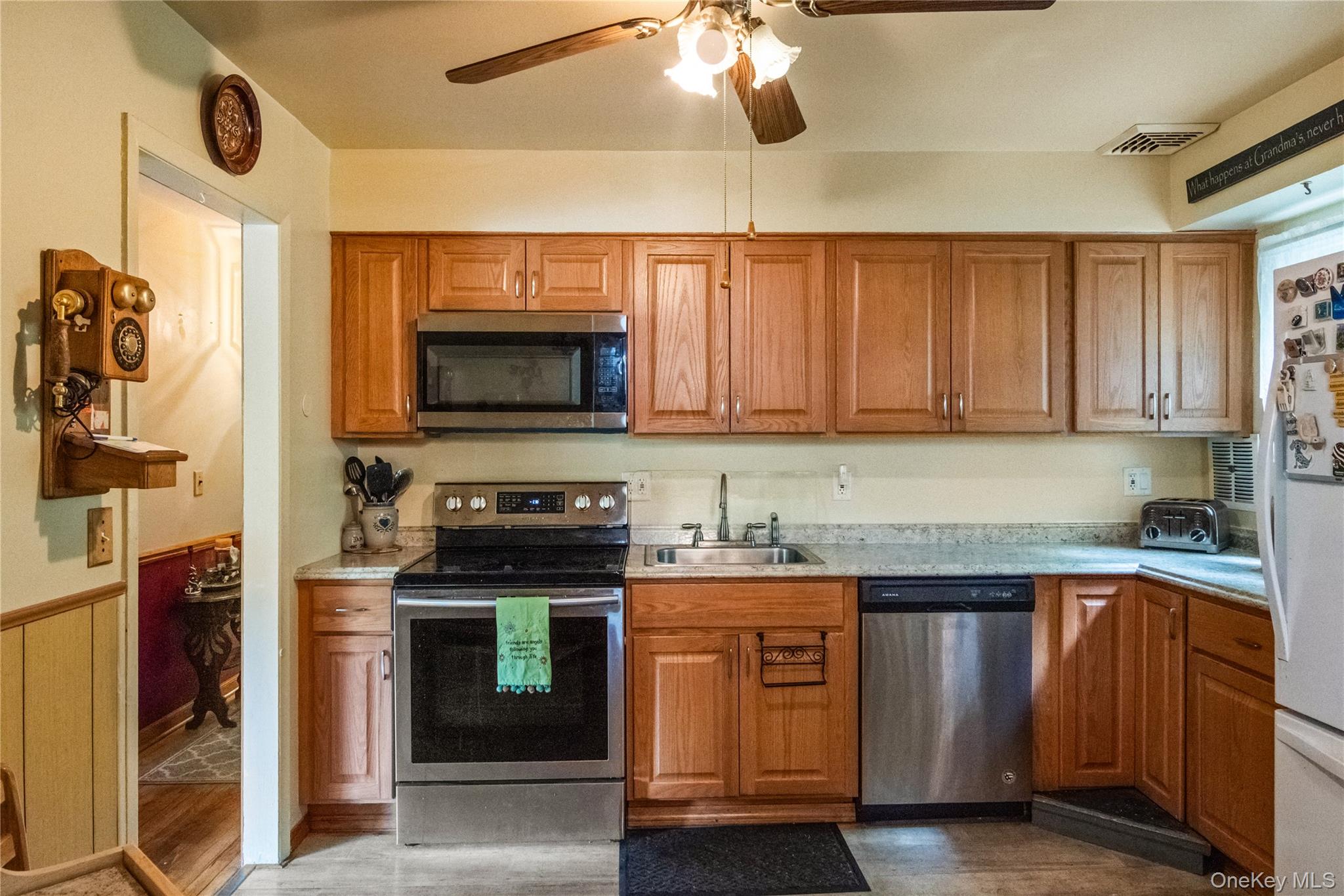 36 Rochambeau Road Garrison, NY 10524 - Photo 16 of 39 Newer stainless steel appliances