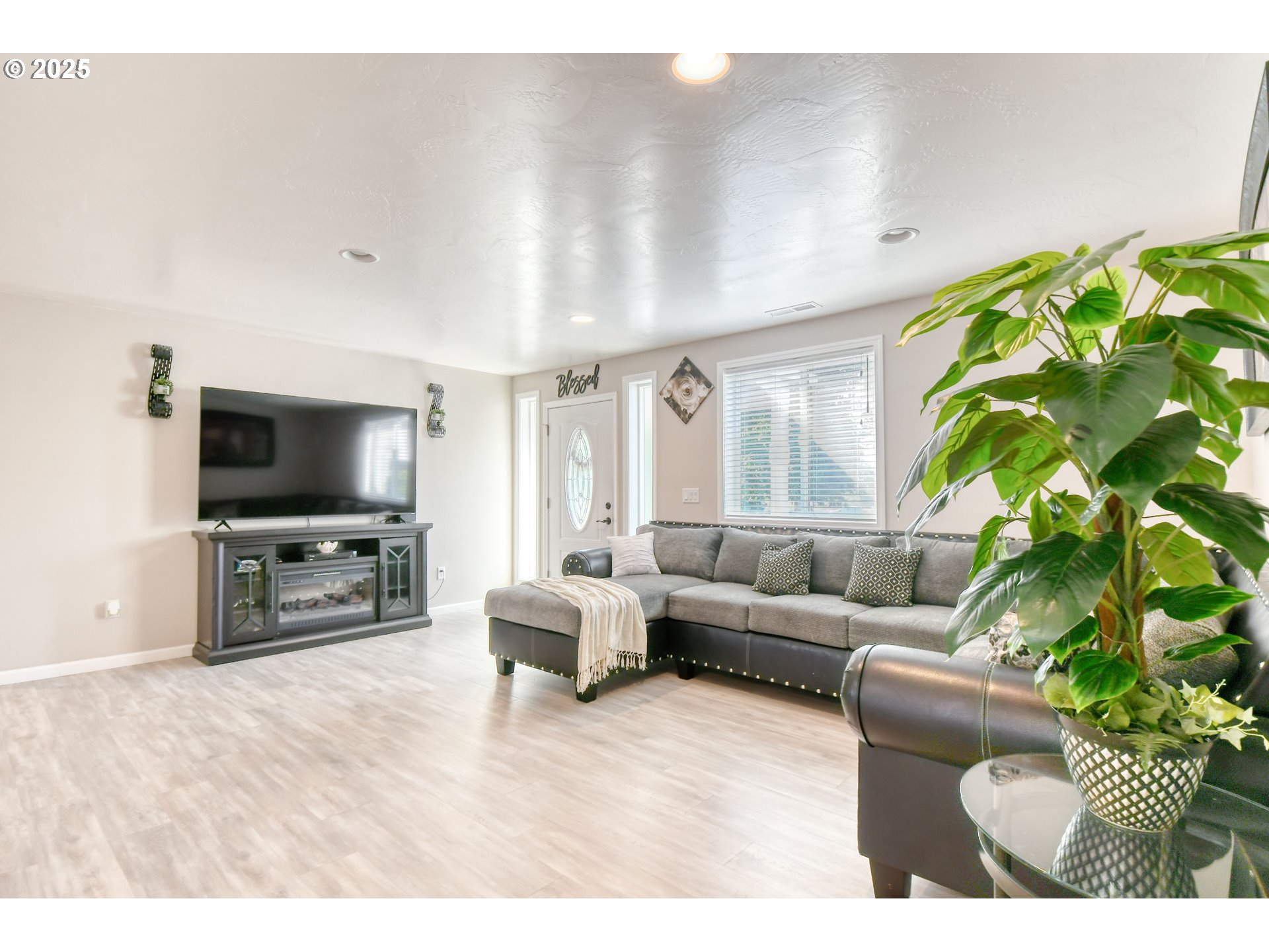 256 Northwest Jewell Court Irrigon, OR 97844 - Photo 6 of 47 a living room with furniture and a flat screen tv