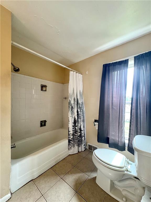 442 Park Street Rochester, PA 15074 - Photo 18 of 31 a bathroom with a toilet a sink and bathtub