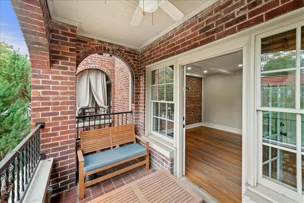 a view of entryway with a balcony