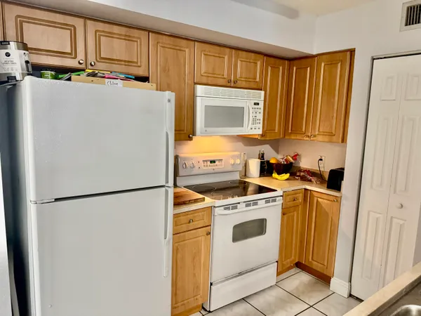 $2,050 | 6769 Heritage Grande, Unit 2103, Boynton Beach, FL 33437