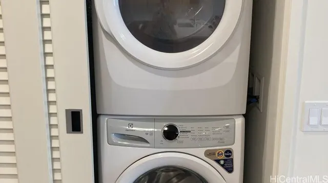a close up view of a washer and dryer