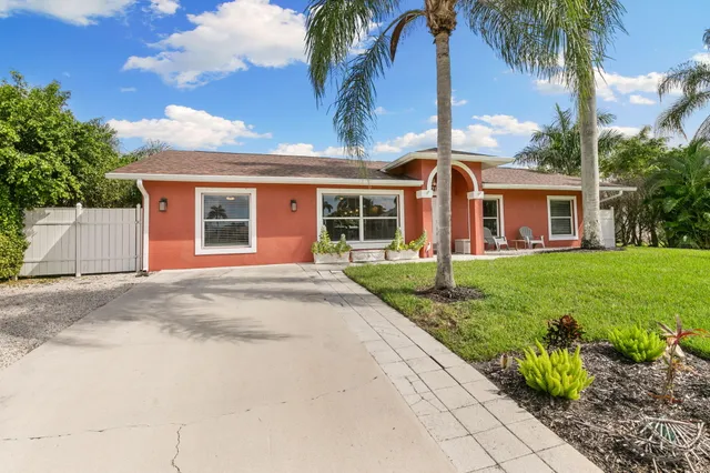 $899,000 | 121 South Bahama Avenue, Marco Island, FL 34145