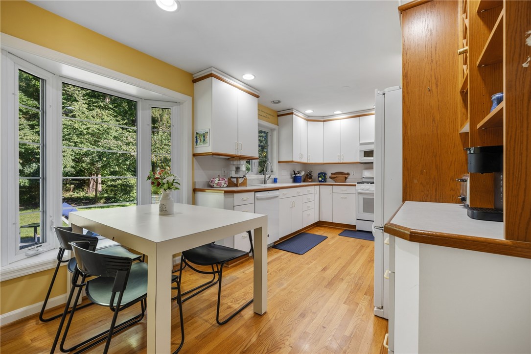 10 New England Drive Pittsford, NY 14618 - Photo 13 of 42 Eat-in dinette area!