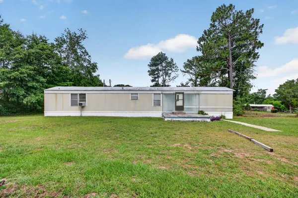 a view of a house with backyard and garden