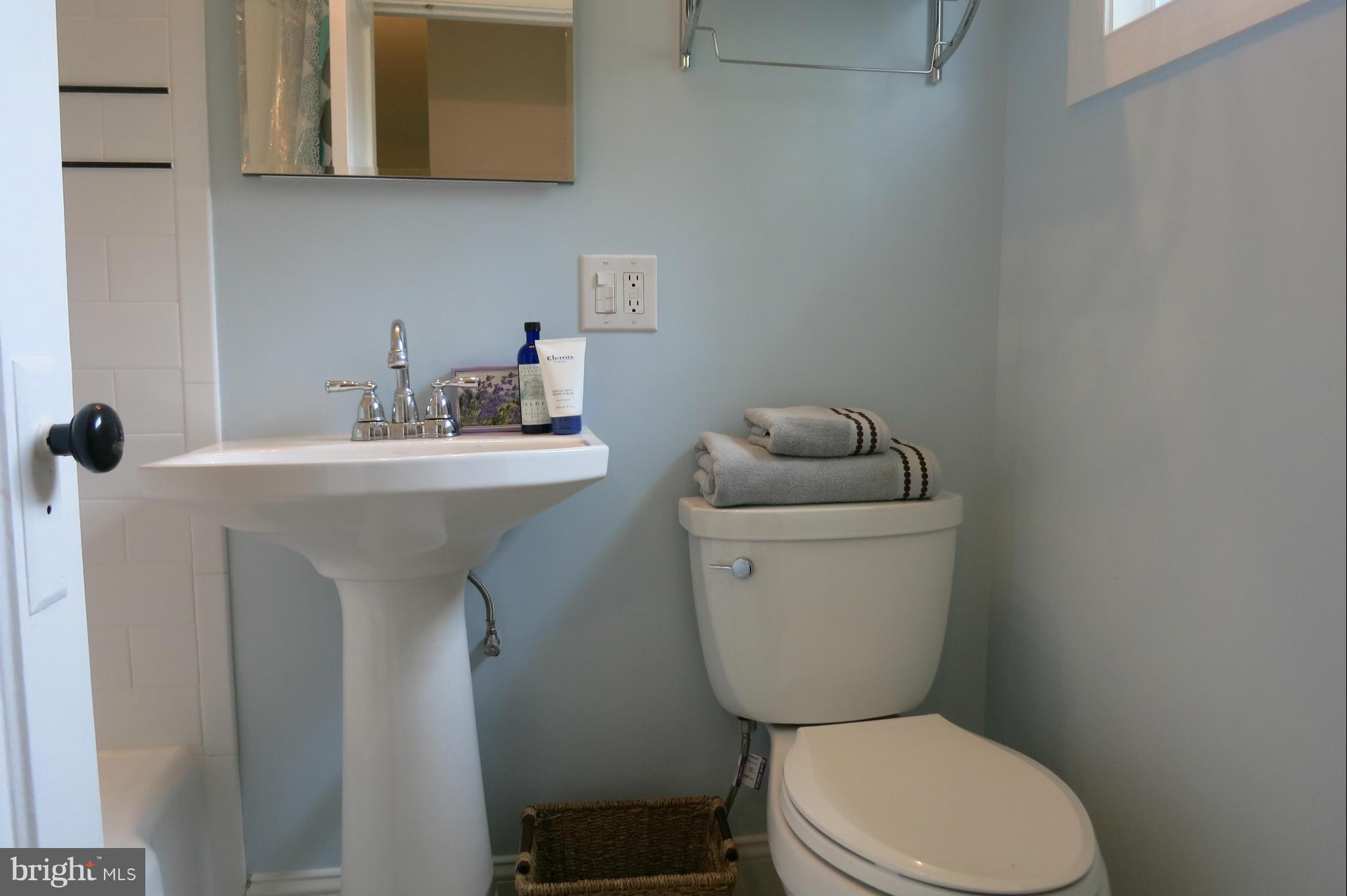 3706 Gunston Road, Unit 920 Alexandria, VA 22302 - Photo 11 of 17 Bath