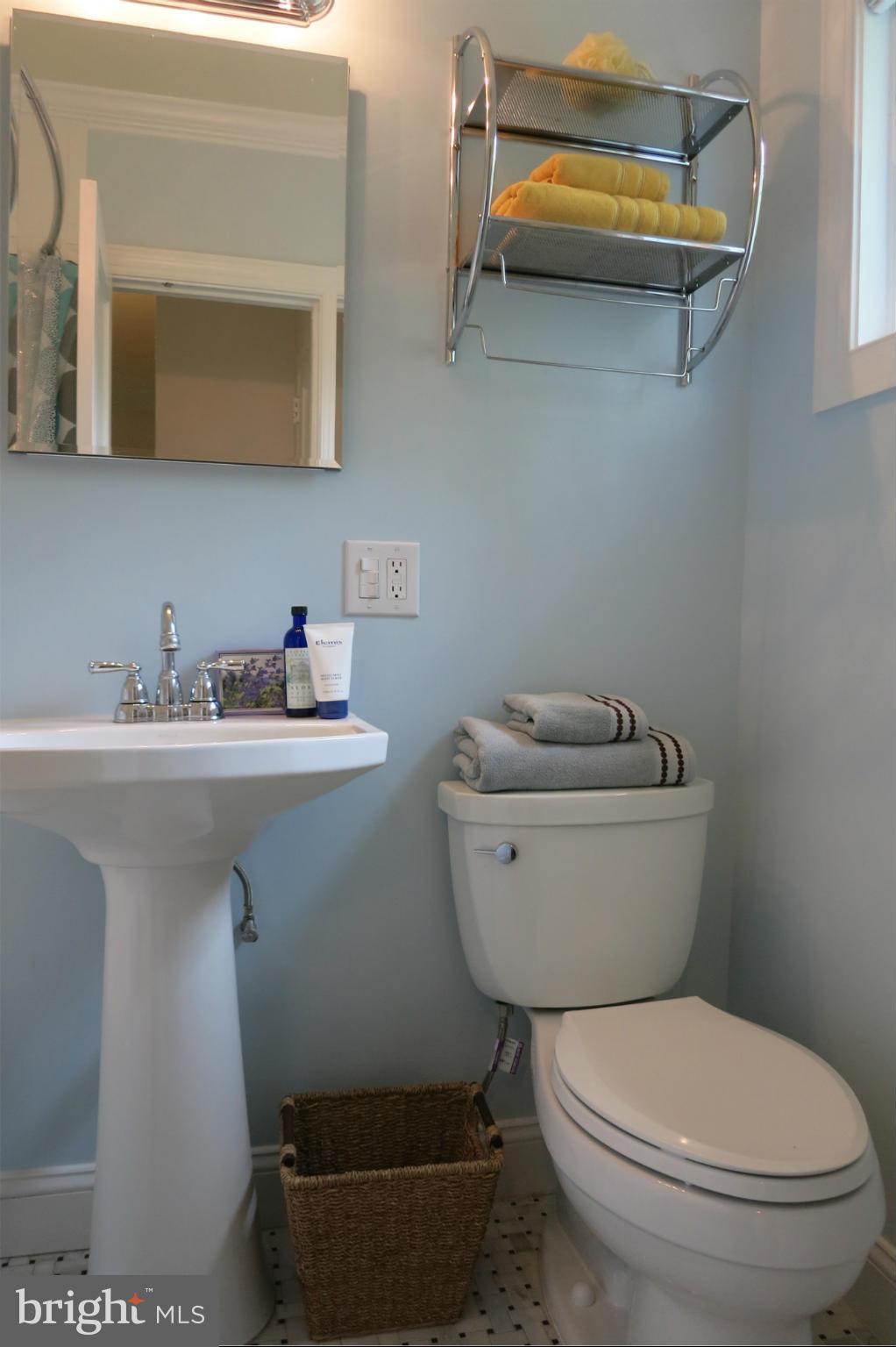 3706 Gunston Road, Unit 920 Alexandria, VA 22302 - Photo 12 of 17 Bath