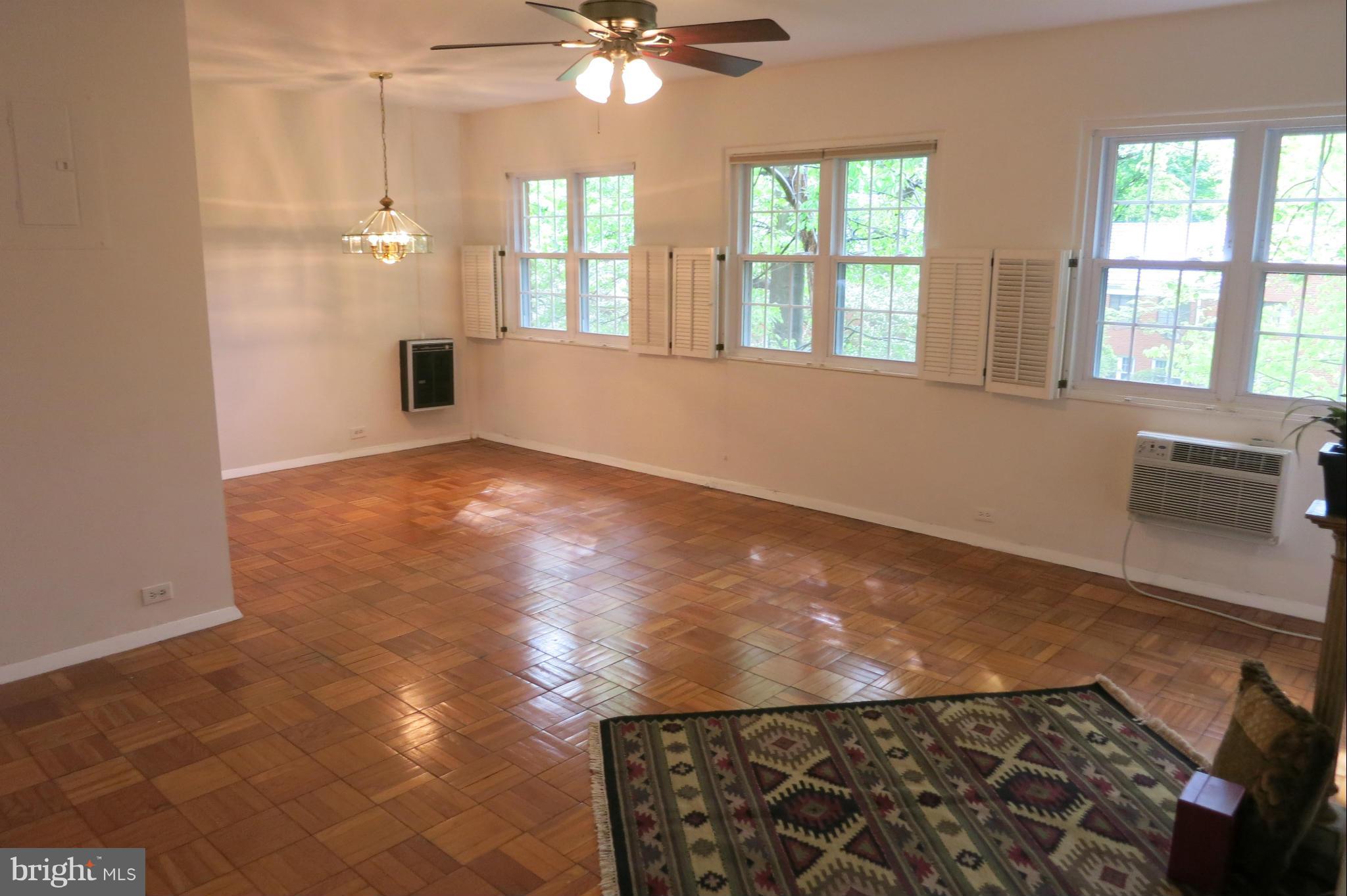 3706 Gunston Road, Unit 920 Alexandria, VA 22302 - Photo 8 of 17 Living Room