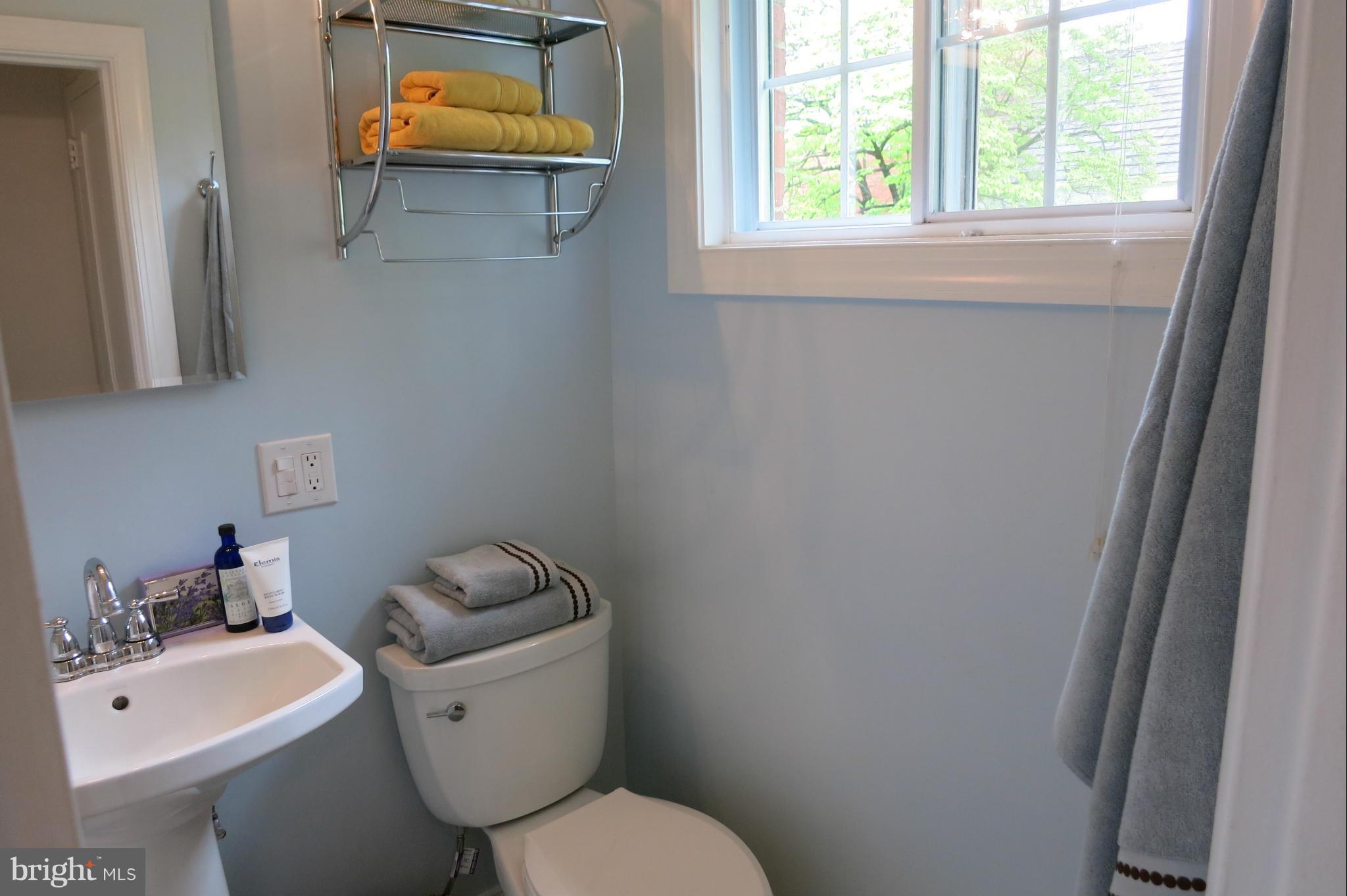 3706 Gunston Road, Unit 920 Alexandria, VA 22302 - Photo 10 of 17 Bath