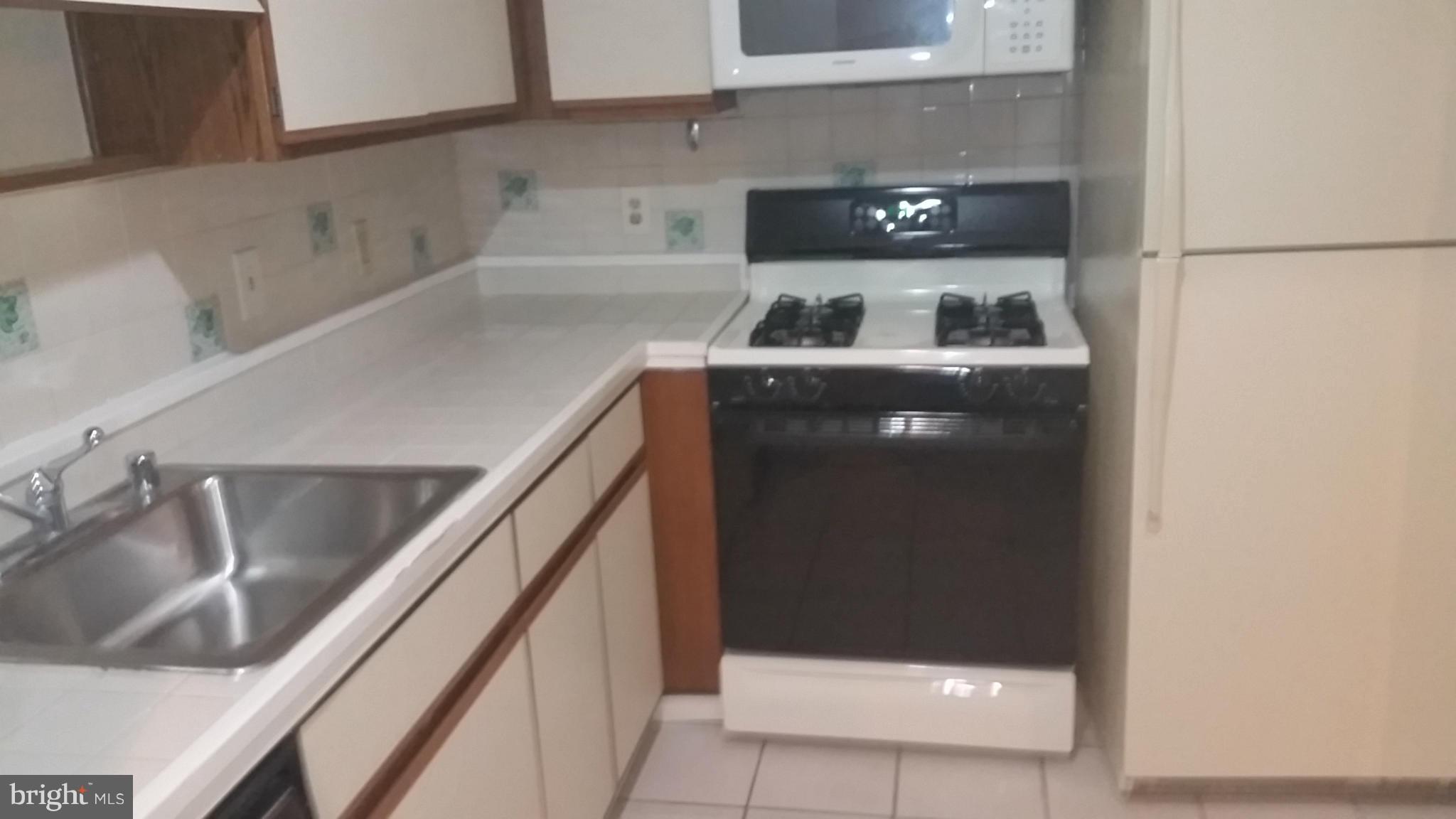 505 Epsom Road, Unit TB Towson, MD 21286 - Photo 4 of 8 Kitchen