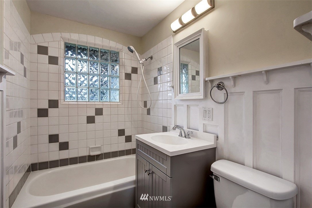 218 Union Avenue Northeast Renton, WA 98059 - Photo 6 of 16 Gallery Image 6