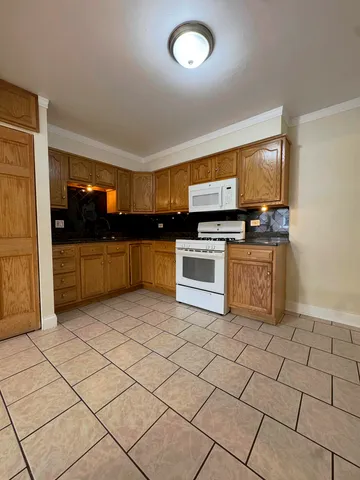 $1,800 | 10105 Hartford Court, Unit 2A, Schiller Park, IL 60176