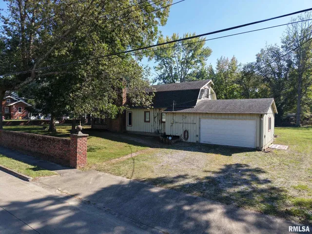 $225,000 | 601 1st Street, Benton, IL 62812