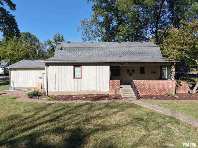 $225,000 | 601 1st Street, Benton, IL 62812