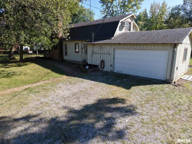 $225,000 | 601 1st Street, Benton, IL 62812