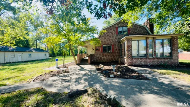 $225,000 | 601 1st Street, Benton, IL 62812