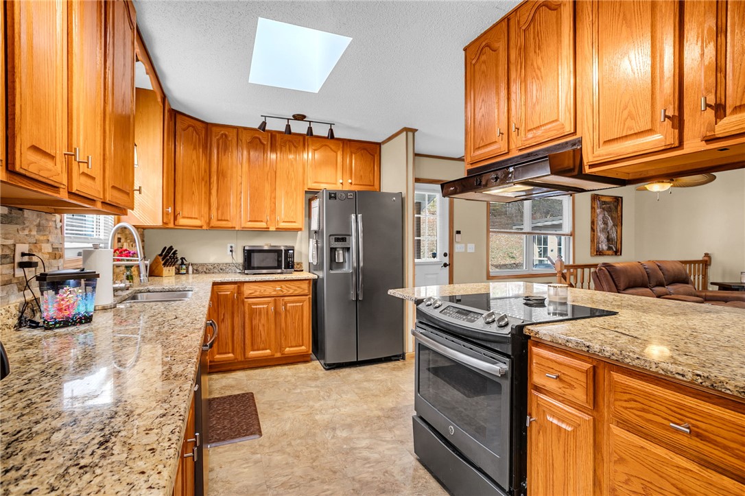 130 Greenbrier Road Salem, SC 29676 - Photo 4 of 42 This spacious kitchen offers granite counters and a skylight for abundant natural light.