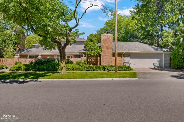 $700,000 | 319 Kercheval Avenue, Grosse Pointe, MI 48236