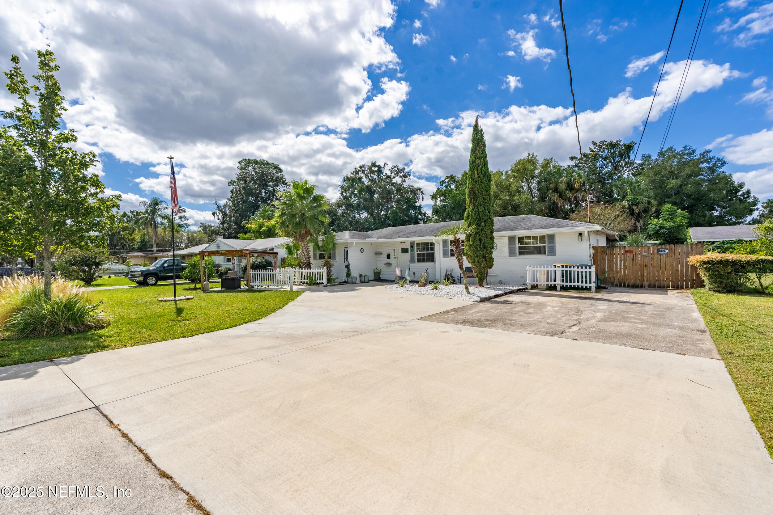 1020 Glynlea Road Jacksonville, FL 32216 - Photo 5 of 44 Extended driveway