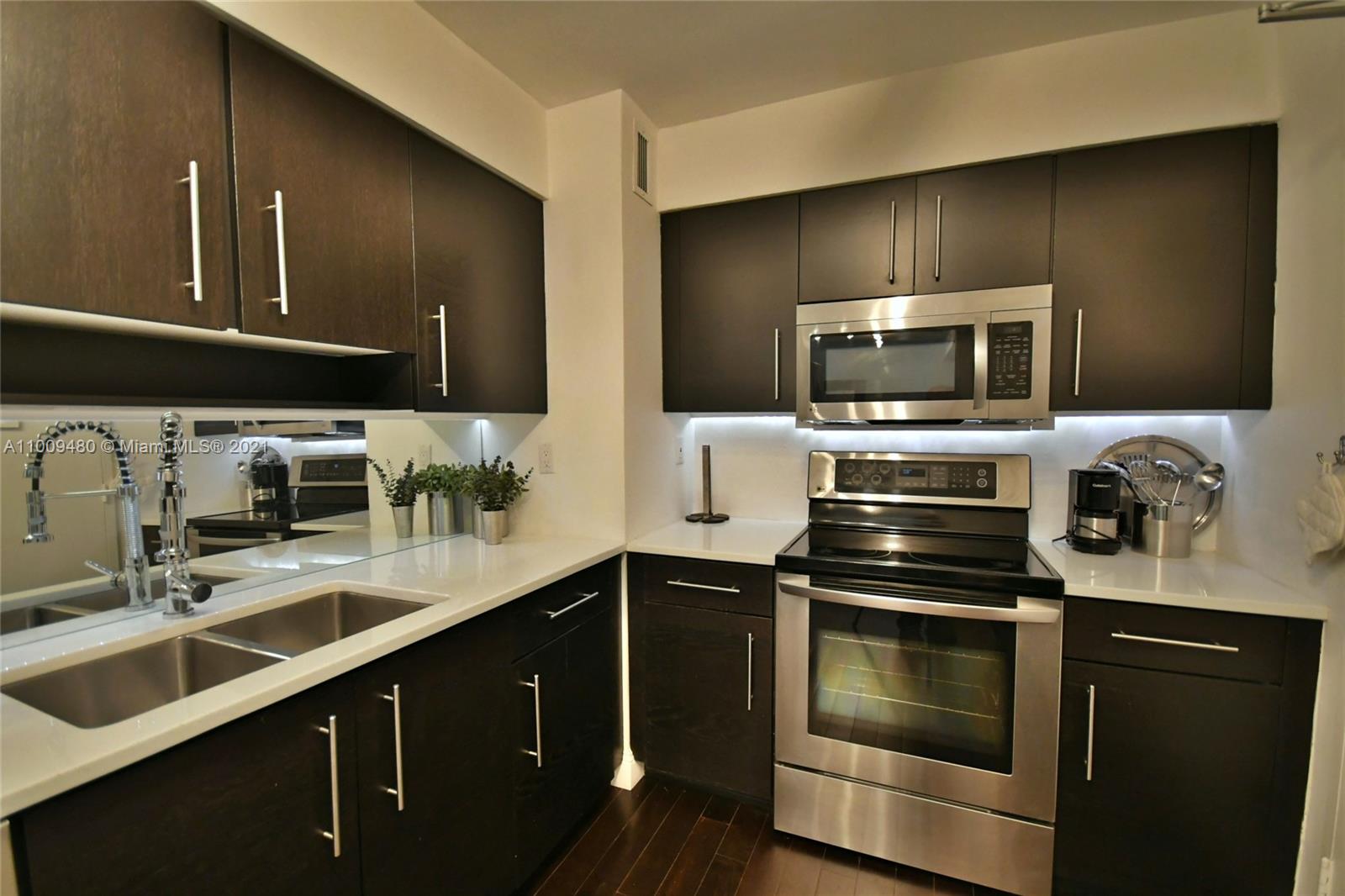 9195 Collins Avenue, Unit 811 Surfside, FL 33154 - Photo 12 of 31