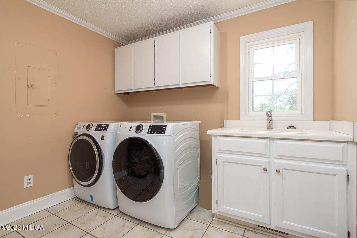 173 Old Ridge Road Macon, GA 31211 - Photo 18 of 37 a utility room with sink dryer and washer