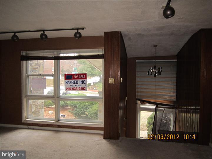 2739 East Country Club Road Philadelphia, PA 19131 - Photo 3 of 9 Living Room