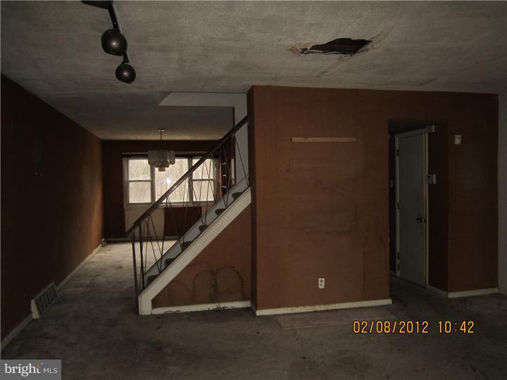 2739 East Country Club Road Philadelphia, PA 19131 - Photo 4 of 9 Living Room