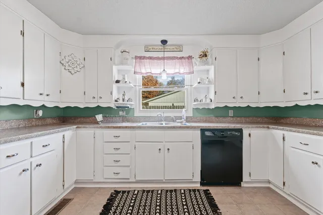 $179,900 | 110 West Warren Street, St. Joseph, IL 61873